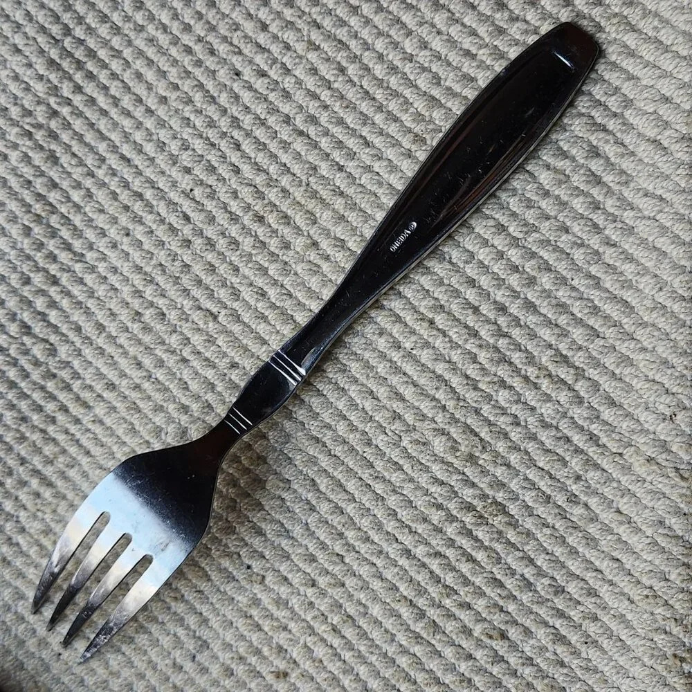 ONEIDA Flatware Vista Pattern 48 Pieces stainless Serves 7 + forks knives spoons